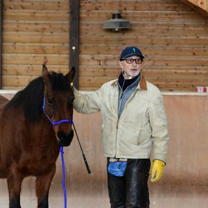Thierry Lhermitte anime un atelier d'équithérapie et d'étologie à la maison Hope à Saint-Cergues en Haute Savoie le samedi 24 janvier 2026. © Romain Doucelin/Bestimage