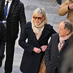 Bernard Montiel et Chantal Ladesou arrivent à l'église Notre-Dame de l'Assomption, pour la cérémonie funéraire de l'actrice française Brigitte Bardot, à Saint-Tropez, dans le sud-est de la France, le 7 janvier 2026. L'actrice française Brigitte Bardot, symbole de la libération sexuelle dans les années 1950 et 1960, qui s'est réinventée en défenseuse des droits des animaux et a embrassé des opinions d'extrême droite, est décédée le 28 décembre 2025 à l'âge de 91 ans. Photo par Julien Reynaud/APS-Medias/ABACAPRESS.COM
