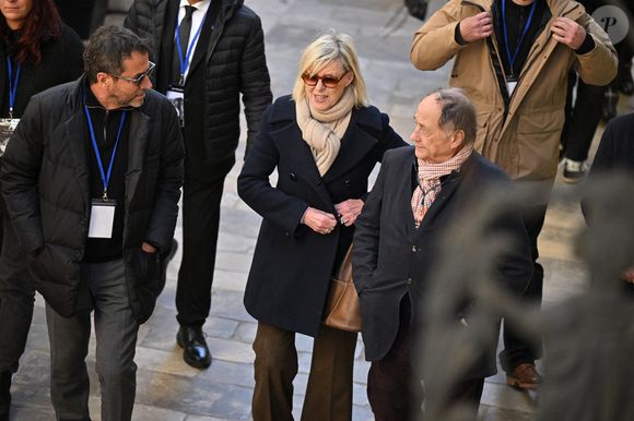 Bernard Montiel et Chantal Ladesou arrivent à l'église Notre-Dame de l'Assomption, pour la cérémonie funéraire de l'actrice française Brigitte Bardot, à Saint-Tropez, dans le sud-est de la France, le 7 janvier 2026. L'actrice française Brigitte Bardot, symbole de la libération sexuelle dans les années 1950 et 1960, qui s'est réinventée en défenseuse des droits des animaux et a embrassé des opinions d'extrême droite, est décédée le 28 décembre 2025 à l'âge de 91 ans. Photo par Julien Reynaud/APS-Medias/ABACAPRESS.COM