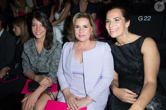 Puis, le 14 mai 2024, le couple a accueilli à Paris une petite fille prénommée Victoire, leur premier enfant.

La princesse Alexandra du Luxembourg, sa mère la grande-duchesse Maria Teresa du Luxembourg et Roberta Armani - People au défilé de mode "Giorgio Armani Privé", collection Haute-Couture automne-hiver 2015/2016, au Théâtre National de Chaillot à Paris. Le 7 juillet 2015 @Olivier Borde/ Bestimage