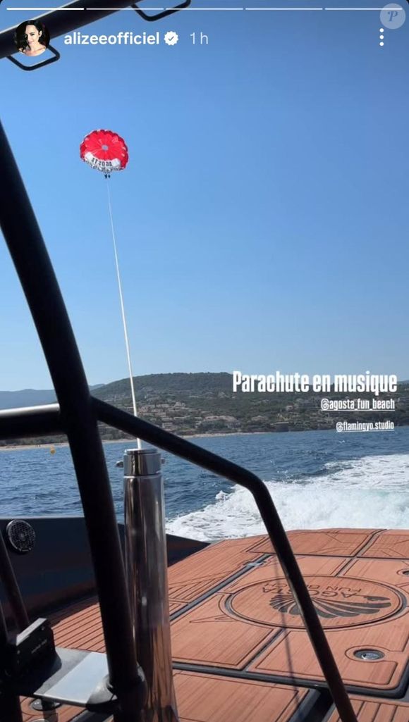 Maggy et son oncle ont fait un tour de parachute ascensionnel.

Maggy (fille d'Alizée) fait du parachute ascensionnelle avec Johann Jacotey © Instagram
