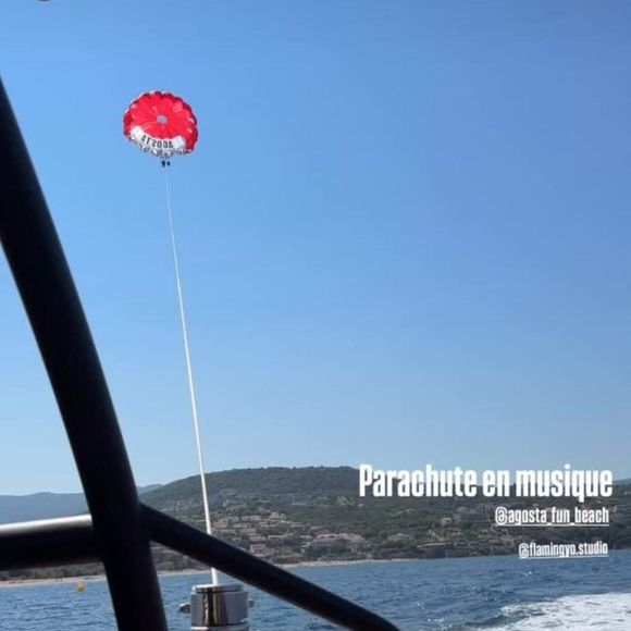 Maggy et son oncle ont fait un tour de parachute ascensionnel.

Maggy (fille d'Alizée) fait du parachute ascensionnelle avec Johann Jacotey © Instagram