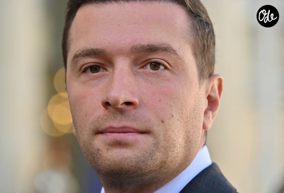 Durant l'été, Jordan Bardella aurait consacré ses matinées à l'écriture de son troisième livre. 

Jordan Bardella, président du Rassemblement National (RN) - Les chefs de partis arrivent à l'Elysée pour une réunion au format "Saint-Denis" avec Emmanuel Macron, président de la République Française. Le format dit "Saint-Denis" caractérise une rencontre entre le chef de l'Etat et tous les chefs de partis représentés au Parlement, avec pour objectif de trouver des voies de compromis politique. Paris, le 18 septembre 2026.
© Christian Liewig/Bestimage