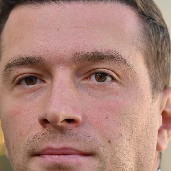 Durant l'été, Jordan Bardella aurait consacré ses matinées à l'écriture de son troisième livre. 

Jordan Bardella, président du Rassemblement National (RN) - Les chefs de partis arrivent à l'Elysée pour une réunion au format "Saint-Denis" avec Emmanuel Macron, président de la République Française. Le format dit "Saint-Denis" caractérise une rencontre entre le chef de l'Etat et tous les chefs de partis représentés au Parlement, avec pour objectif de trouver des voies de compromis politique. Paris, le 18 septembre 2026.
© Christian Liewig/Bestimage
