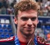 Le nageur avait déjà expliqué que sa soudaine notoriété avait compliqué ses relations avec les autres, y compris dans sa vie privée où il lui est désormais plus difficile de faire confiance.

Léon Marchand sur le podium du relais 4 x 100 m quatre nages lors des Championnats d'Europe de natation, à Paris le 12 août 2026. © Laurent Lairys/PsnewZ/Bestimage