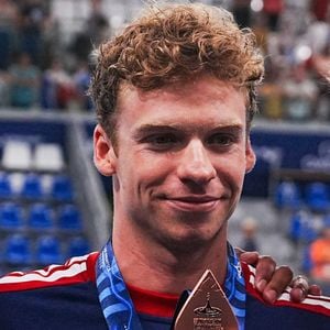 Le nageur avait déjà expliqué que sa soudaine notoriété avait compliqué ses relations avec les autres, y compris dans sa vie privée où il lui est désormais plus difficile de faire confiance.
Léon Marchand sur le podium du relais 4 x 100 m quatre nages lors des Championnats d'Europe de natation, à Paris le 12 août 2026. © Laurent Lairys/PsnewZ/Bestimage