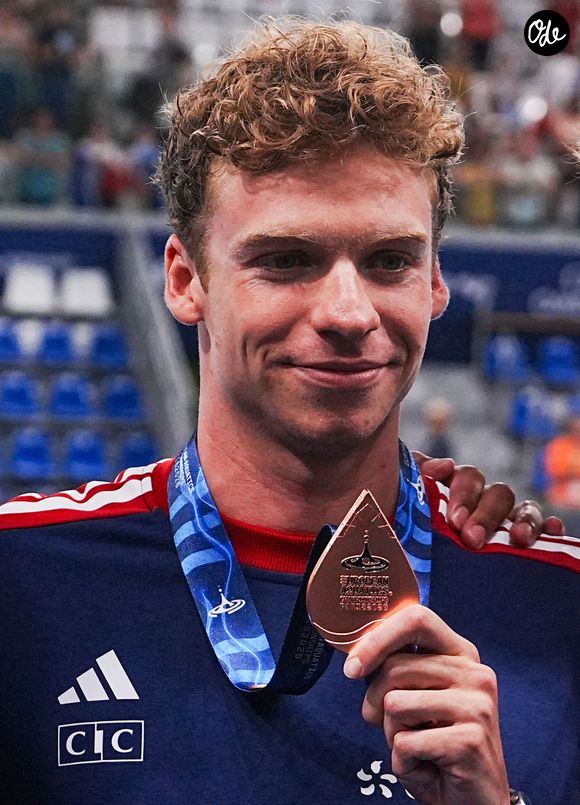 Le nageur avait déjà expliqué que sa soudaine notoriété avait compliqué ses relations avec les autres, y compris dans sa vie privée où il lui est désormais plus difficile de faire confiance.

Léon Marchand sur le podium du relais 4 x 100 m quatre nages lors des Championnats d'Europe de natation, à Paris le 12 août 2026. © Laurent Lairys/PsnewZ/Bestimage