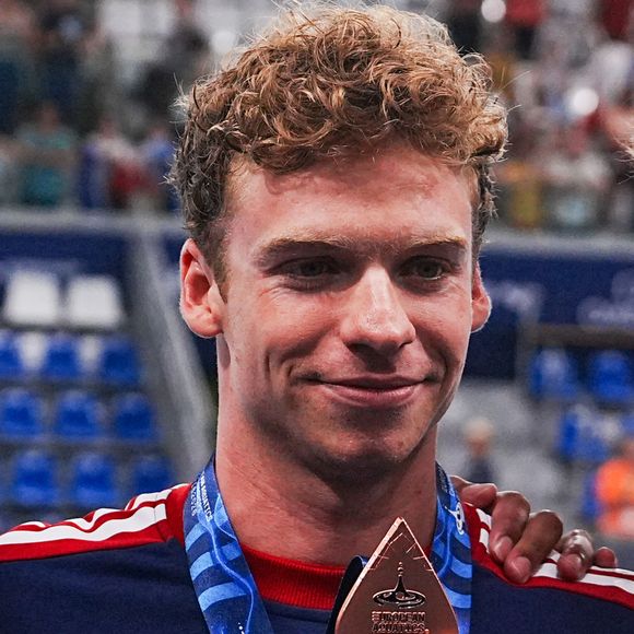 Le nageur avait déjà expliqué que sa soudaine notoriété avait compliqué ses relations avec les autres, y compris dans sa vie privée où il lui est désormais plus difficile de faire confiance.

Léon Marchand sur le podium du relais 4 x 100 m quatre nages lors des Championnats d'Europe de natation, à Paris le 12 août 2026. © Laurent Lairys/PsnewZ/Bestimage