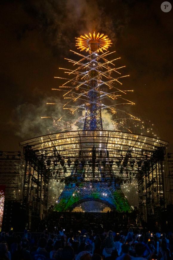 Exclusif - Illustration drone Tour Eiffel - 13ème édition du Concert de Paris aux pieds de la Tour Eiffel à l’occasion de la fête nationale du 14 juillet proposé par Radio France, France Télévisions, la Ville de Paris, et Électron Libre Productions.

© Perusseau / Clovis / Bestimage