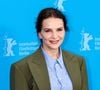 Pour entretenir sa posture et gainer ses abdominaux, Juliette Binoche privilégie des cours collectifs au quotidien.

Juliette Binoche au photocall du film "Queen at Sea" lors de la 76ème édition du festival international du film de Berlin (La Berlinale 2026), le 17 février 2026. 

© PsnewZ / Bestimage