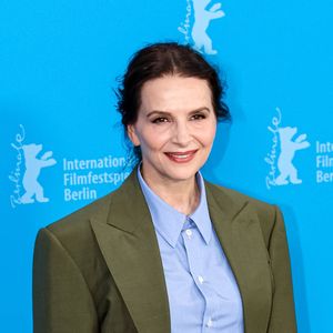 Pour entretenir sa posture et gainer ses abdominaux, Juliette Binoche privilégie des cours collectifs au quotidien.

Juliette Binoche au photocall du film "Queen at Sea" lors de la 76ème édition du festival international du film de Berlin (La Berlinale 2026), le 17 février 2026. 

© PsnewZ / Bestimage