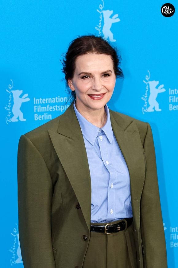 Pour entretenir sa posture et gainer ses abdominaux, Juliette Binoche privilégie des cours collectifs au quotidien.

Juliette Binoche au photocall du film "Queen at Sea" lors de la 76ème édition du festival international du film de Berlin (La Berlinale 2026), le 17 février 2026. 

© PsnewZ / Bestimage