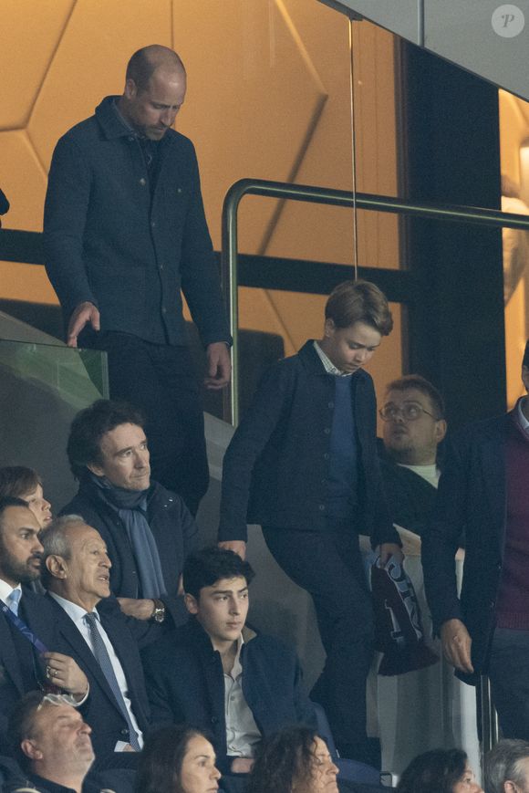 Le prince William, prince de Galles, et son fils, le prince George de Galles, assistent au match aller du quart de finale de Ligue des champions entre le PSG et Aston Villa (3-1) au Parc des Princes à Paris le 9 avril 2025. © Cyril Moreau/Bestimage