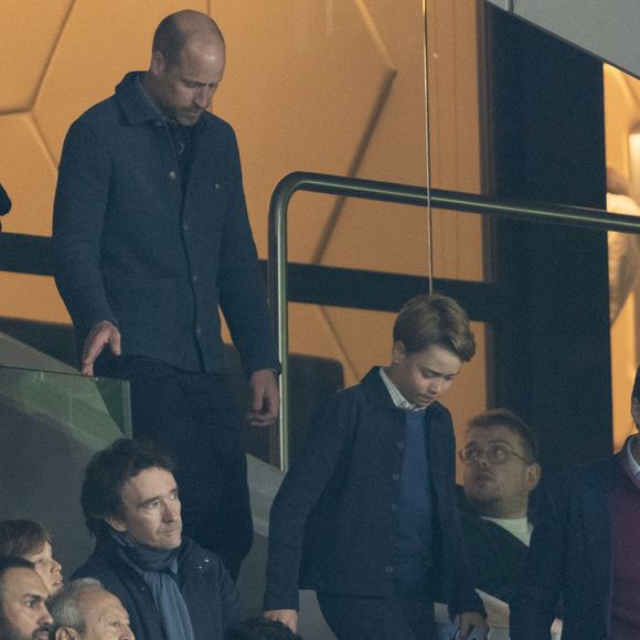 Le prince William, prince de Galles, et son fils, le prince George de Galles, assistent au match aller du quart de finale de Ligue des champions entre le PSG et Aston Villa (3-1) au Parc des Princes à Paris le 9 avril 2025. © Cyril Moreau/Bestimage