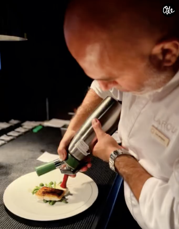 Originaire de Brive-la-Gaillarde, celui qui se définit comme disciple D’Escoffier sur son compte Instagram est né en 1976. 

Cyril Mendes sur le compte Instagram Lisledeleosmgallery