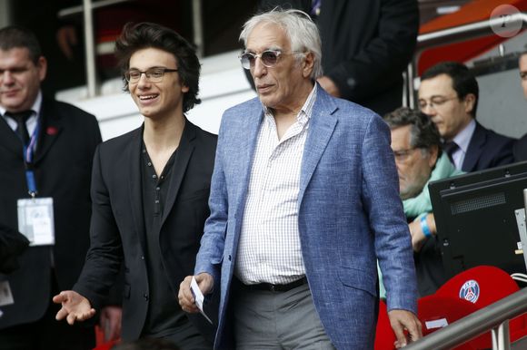 Gérard Darmon et son fils Jules (fils de Mathilda May) - People au match de Ligue 1 entre le PSG Evian Thonon Gaillard au Parc des Princes à Paris le 23 avril 2014. TAAMALLAH / BESTIMAGE