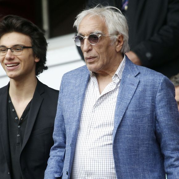 Gérard Darmon et son fils Jules (fils de Mathilda May) - People au match de Ligue 1 entre le PSG Evian Thonon Gaillard au Parc des Princes à Paris le 23 avril 2014. TAAMALLAH / BESTIMAGE