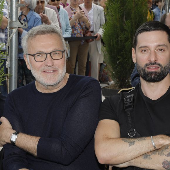 Une publication qui a été commentée et likée par les proches de Laurent Ruquier, dont son ex, Hugo Manos, qui s’est fendu d’un “la classe”

Laurent Ruquier et son compagnon Hugo Manos lors de l'inauguration de la place Line Renaud a Rueil-Malmaison le 22 Juin 2024.
© Jlppa / Bestimage