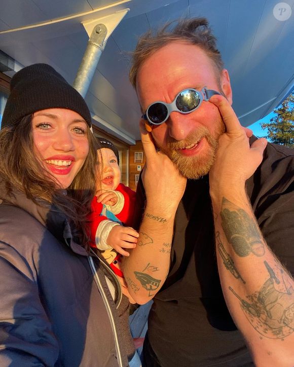 "On s'est mis ensemble très peu de temps après. En fait, ce qui m'a plu chez lui c'est le fait de pouvoir jouer ensemble, je sentais que j'avais un partenaire de jeu".

Louise Chabat en famille sur Instagram.