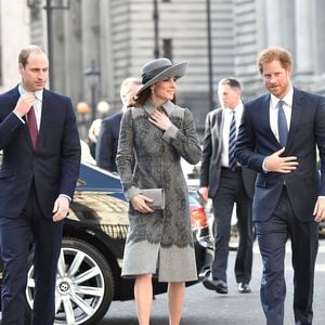 "Il est aimé pour toujours et sera toujours avec nous. Je t’aime plus que jamais.”
Le prince William, duc de Cambridge, Catherine Kate Middleton, la duchesse de Cambridge et le prince Harry - La famille royale d'Angleterre assiste à une messe à l'occasion de la journée du Commonwealth en l'Abbaye de Westminster à Londres, le 14 mars 2016. AGENCE / BESTIMAGE