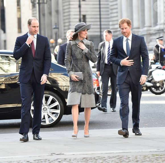 "Il est aimé pour toujours et sera toujours avec nous. Je t’aime plus que jamais.”
Le prince William, duc de Cambridge, Catherine Kate Middleton, la duchesse de Cambridge et le prince Harry - La famille royale d'Angleterre assiste à une messe à l'occasion de la journée du Commonwealth en l'Abbaye de Westminster à Londres, le 14 mars 2016. AGENCE / BESTIMAGE