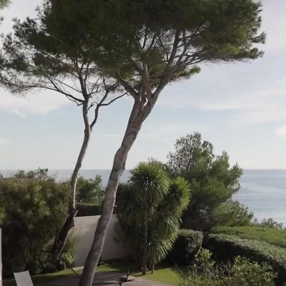 Jean-Pierre Foucault fait visiter sa maison de Carry-le-Rouet dans l'émission Côté Sud, le 3 avril. Capture d'écran France 3