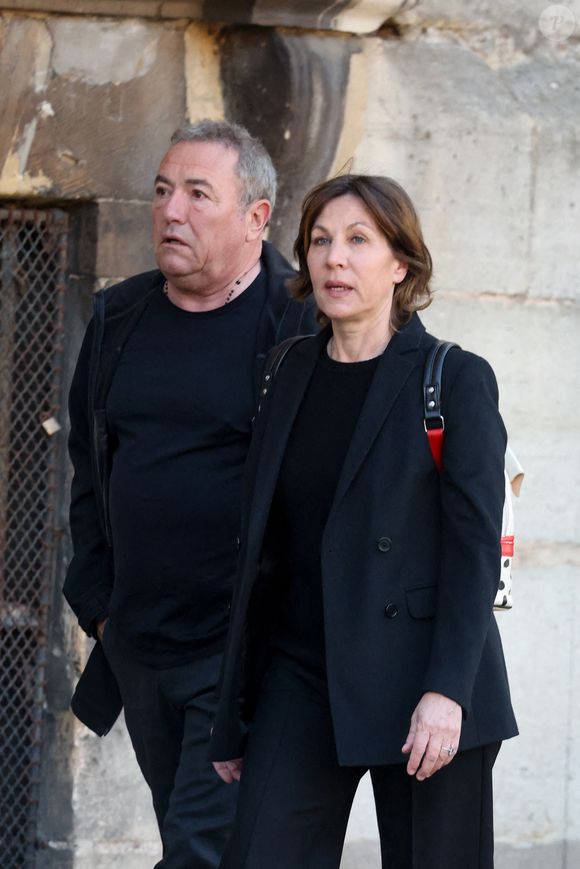 "Aujourd’hui, il ne reste que des choses joyeuses de tout ça", a-t-elle confié à propos de celui qu’elle surnomme affectueusement "Minou". 

Fabien Onteniente, Mathilde Seigner - Obsèques de Nathalie Baye en l'église Saint-Sulpice à Paris le 24 avril 2026. © Dominique Jacovides - Coadic Guirec / Bestimage