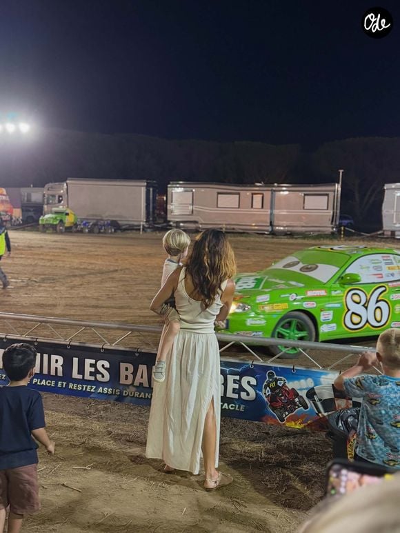 Un moment attendrissant, avant de voir le petit garçon dans les bras de sa mère, lui offrant ainsi une vue sur une voiture sur laquelle des yeux ont été ajoutés afin qu’elle ressemble à l’un des véhicules du film d’animation "Cars".

Léo, le fils de Cyril Lignac et Déborah, dimanche 9 août 2026 - Instagram