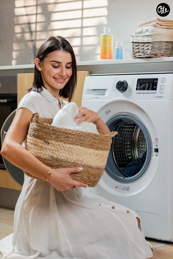 Choisir un programme adapté et éviter de surcharger la machine restent les gestes les plus efficaces.

Mettre des boules de papier aluminium dans la machine à laver : pourquoi cette astuce séduit de plus en plus.