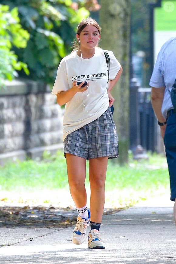 New York, NY - EXCLUSIF - Suri Cruise, 18 ans, reste au frais à New York en portant un t-shirt crème, un short et des chaussettes dépareillées tout en se promenant dans Central Park.

Backgrid USA / Bestimage