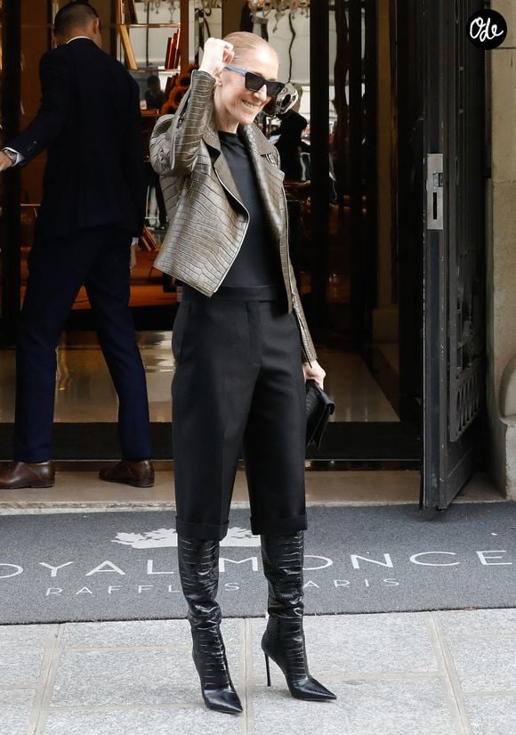 Céline Dion - Céline Dion acclamée par ses fans à la sortie du palace Royal Monceau à Paris le 31 août 2026
© Marc Ausset Lacroix / Bestimage