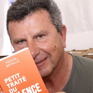 Exclusif - Pascal Bataille - Les écrivains de la 37ème édition du salon du livre de Cosne-Cours-sur-Loire le 1er juin 2025.

© Cédric Perrin / Bestimage
