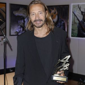 “Il faut faire des injections de botox pour qu’on parle de toi sur Fun Radio, c’est quand même assez incroyable “, s’amuse-t-il

Exclusif - Bob Sinclar a reçu le prix des arts et de la culture - Personnalités à la 4ème édition du Dîner des Arts et de la Culture à Artcurial à Paris. Le 25 septembre 2024
Cette cérémonie de gala vise à mettre à l’honneur celles et ceux qui font rayonner l’art et la culture en France et à l'international. Moment privilégié d'échanges et de rencontres, elle est également l’occasion de lever des fonds à destination de projets humanitaires.
© Christophe Aubert via Bestimage