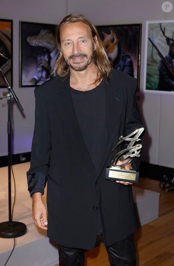 “Il faut faire des injections de botox pour qu’on parle de toi sur Fun Radio, c’est quand même assez incroyable “, s’amuse-t-il

Exclusif - Bob Sinclar a reçu le prix des arts et de la culture - Personnalités à la 4ème édition du Dîner des Arts et de la Culture à Artcurial à Paris. Le 25 septembre 2024
Cette cérémonie de gala vise à mettre à l’honneur celles et ceux qui font rayonner l’art et la culture en France et à l'international. Moment privilégié d'échanges et de rencontres, elle est également l’occasion de lever des fonds à destination de projets humanitaires.
© Christophe Aubert via Bestimage