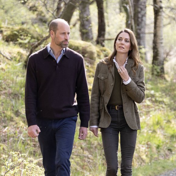 "Nous sommes profondément attristés par les événements survenus hier à Liverpool, écrit le couple. Ce qui aurait dû être une joyeuse célébration s'est terminé tragiquement. Nos pensées vont aux blessés, aux premiers intervenants et aux services d'urgence sur le terrain."

Le prince William, prince de Galles, et Catherine (Kate) Middleton, princesse de Galles, visitent la forêt communautaire d'Ardura, en Ecosse, Royaume Uni, le 30 avril 2025. © Dana Press/Bestimage