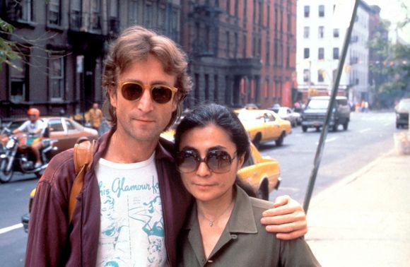 L'artisan a d'abord cru à une simple arnaque téléphonique.

Photo non datée de John Lennon et Yoko Ono. © David McGough/LFI/ABACA