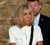 Toujours souriante, fraîche et dispo, l'épouse d'Emmanuel Macron semble ne jamais avoir de mauvais jours.
Emmanuel Macron, président de la République Française, et la Première dame Brigitte Macron (avec une attelle au bras droit) arrivent à la mairie de Bormes-les-Mimosas où ils sont accueillis par François Arizzi (maire de Bormes-les-Mimosas) lors de la cérémonie de commémoration du 75ème anniversaire de la libération de la ville de Bormes-les-Mimosas, le 17 août 2019.
© Dominique Jacovides/Bestimage