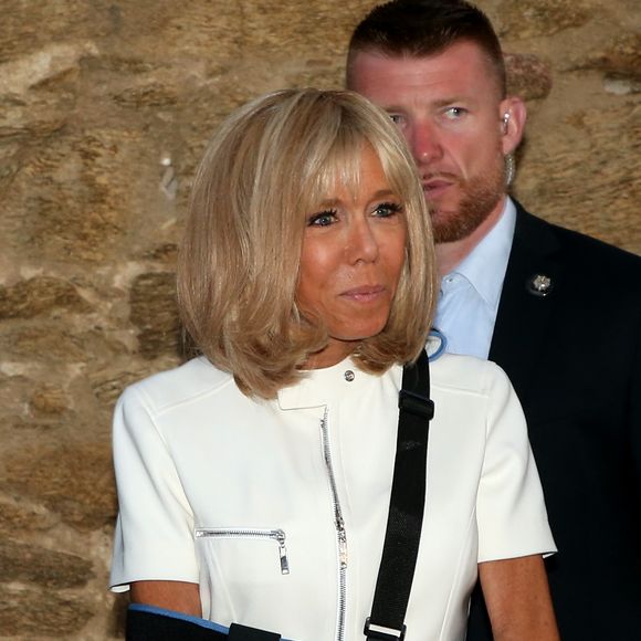 Toujours souriante, fraîche et dispo, l'épouse d'Emmanuel Macron semble ne jamais avoir de mauvais jours.

Emmanuel Macron, président de la République Française, et la Première dame Brigitte Macron (avec une attelle au bras droit) arrivent à la mairie de Bormes-les-Mimosas où ils sont accueillis par François Arizzi (maire de Bormes-les-Mimosas) lors de la cérémonie de commémoration du 75ème anniversaire de la libération de la ville de Bormes-les-Mimosas, le 17 août 2019.
© Dominique Jacovides/Bestimage