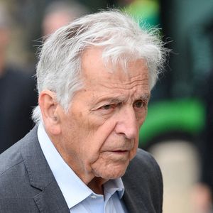 Costa-Gavras - Arrivées aux obsèques de Jean-Paul Rappeneau en l'église Saint-Sulpice à Paris le 10 septembre 2026 ©Agence/Bestimage