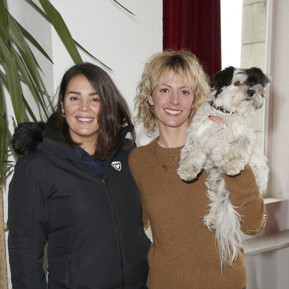 De son côté, Lola Dewaere, l’interprète de Raphaëlle, a levé le voile sur l’état de santé de son personnage dans les colonnes de "Télé 7 Jours". 

Lola dewaere, Sara mortensen pour Astrid et Raphaëlle
avec le chien de Sara qui s'appelle Lily qui est un Bichon Havanais. - Rendez-vous photo lors de la 24ème édition du festival Tv de Luchon le 11 février 2022.
© Christophe Aubert via Bestimage