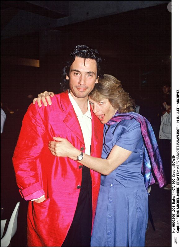 Seulement, l'actrice commence alors de zéro, puisqu'elle "n’a jamais peint ni dessiné". Dans un premier temps "tétanisée par la toile blanche", Charlotte Rampling "s'obstine", en vain. "Rien n’en sortait, s'était souvenue la comédienne. Alors j’ai commencé à rayer, rayer de plus en plus rageusement. Je me suis laissé guider par je ne sais quoi, je savais que quelque chose allait se passer."

Jean-Michel Jarre et Charlotte Rampling en 1990.
Bestimage