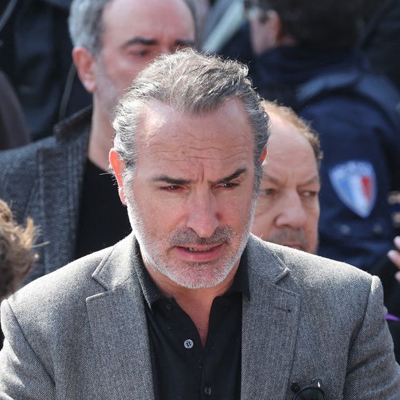 Bruno Solo, Jean Dujardin - Sorties des obsèques de Bruno Salomone en l'église Sainte-Anne de Polangis de Joinville-le-Pont (Val-de-Marne) le 23 mars 2026. © Cyril Moreau - Dominique Jacovides / Bestimage