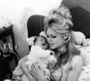 Brigitte Bardot avait perdu la garde de son fils à ses trois ans et avait une relation très compliquée avec lui. 

La star du cinéma français Brigitte Bardot avec son fils nouveau-né Nicolas Jacques, le 18 janvier 1960 à Paris. Crédit photo : Keystone Press Agency/ZUMA Press Wire
