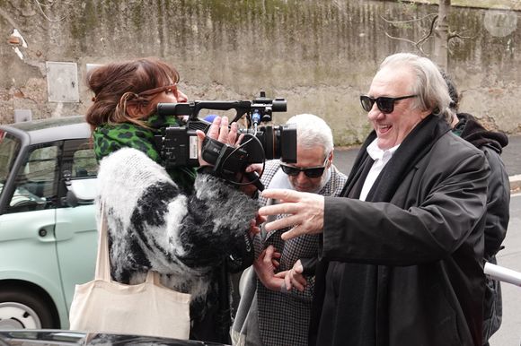 Gérard Depardieu et le paparazzi Rino Barillari se réconcilient au Harry's Bar à Rome le 19 janvier 2026.
C'est au même endroit, le 21 mai 2024 que les deux hommes se sont accrochés.
Gérard Depardieu aurait frappé le photographe à trois reprises au visage car ce dernier avait bousculé la compagne de Gérard Depardieu pour faire une série de photos.
Après cet incident, les plaintes ont fusé de toute part....mais les images montrent que les deux hommes ont trouvé un terrain d'entente.
Zuma Press / Bestimage