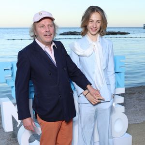 Sur les réseaux sociaux, son passage n'est pas passé inaperçu. Une vidéo capturée par le photographe Sofiane Alarcon et postée sur Instagram a notamment rapidement fait réagir la toile. 

Philippe Katerine et son fils Billy Blanchard a l'after party au 'Neptune' lors de la 65ème édition du Festival TV De Monte Carlo le 13 Juin 2026

 © Denis Guignebourg /Bestimage