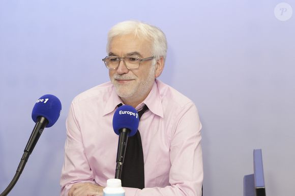 "C’est Christine Kelly qui sera là entre 11h et 13h", a-t-il simplement annoncé ce vendredi 27 juin 2025 à l'antenne.

Pascal Praud - C.Hanouna avec ses chroniqueurs G.Maillet, E.Naulleau, G.Le Bret, V.Benaim, R.Aabou, et les invités du jour, P.Praud, M.Vallet, E.Zemmour et M.Valls, aux commandes de l’émission "On Marche Sur La Tête"  diffusée en direct sur les ondes de radio Europe 1, à Paris, France. © Jack Tribeca/Bestimage