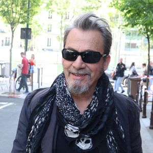 Florent Pagny quitte les studios RTL à Neuilly-sur-Seine le 2 Mai 2025. © Denis Guignebourg/BestImage