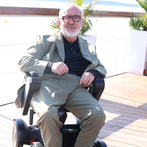 Dominique Farrugia, le producteur de la série - Photocall de la série "Rien ne t'efface" sur la plage du Majestic lors du 8ème festival CanneSeries à Cannes, le 28 avril 2025.
© Denis Guigenbourg / Bestimage