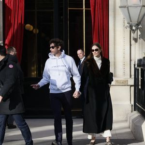 Exclusif - Karlie Kloss et son mari Joshua Kushner sortent de la Reserve et vont se promener dans les rues de Paris le 28 février 2026.
© Julien Sarkissian / Bestimage