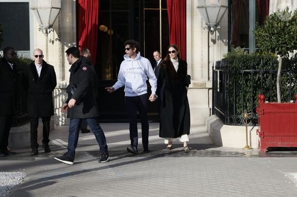 Exclusif - Karlie Kloss et son mari Joshua Kushner sortent de la Reserve et vont se promener dans les rues de Paris le 28 février 2026.
© Julien Sarkissian / Bestimage